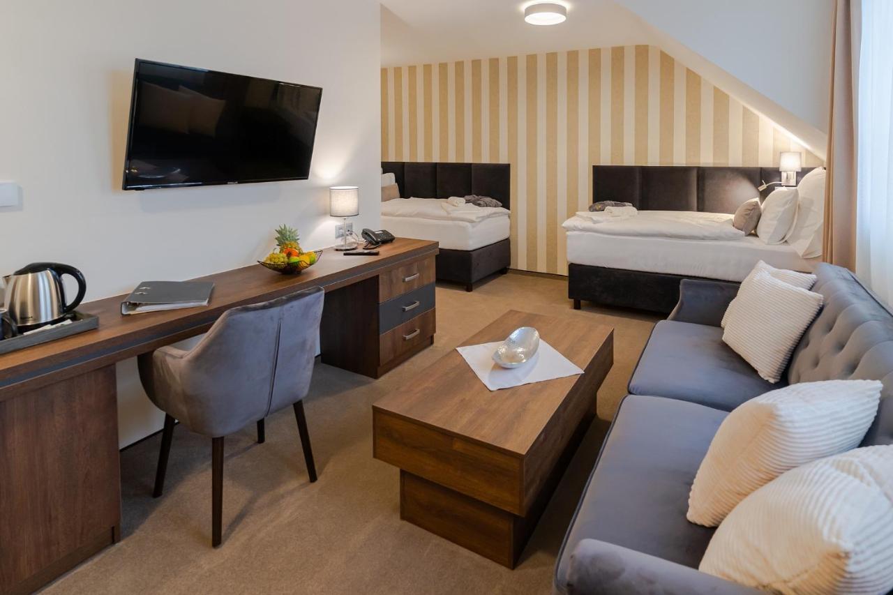 Hotel Demaenova **** Liptovský Mikuláš エクステリア 写真